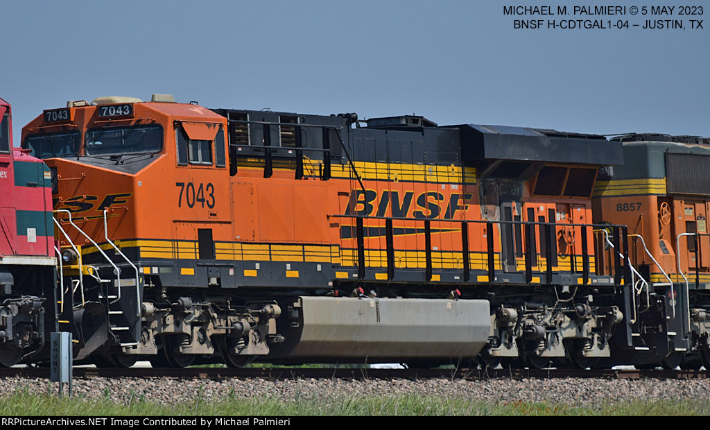 BNSF ES44C4 7043